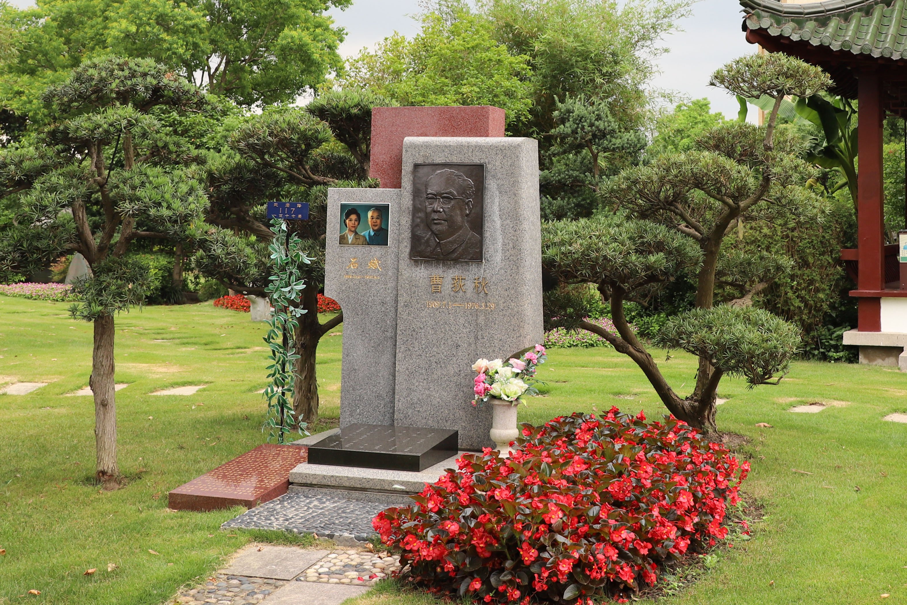 历史回响：曹荻秋纪念碑下的敬仰与思考